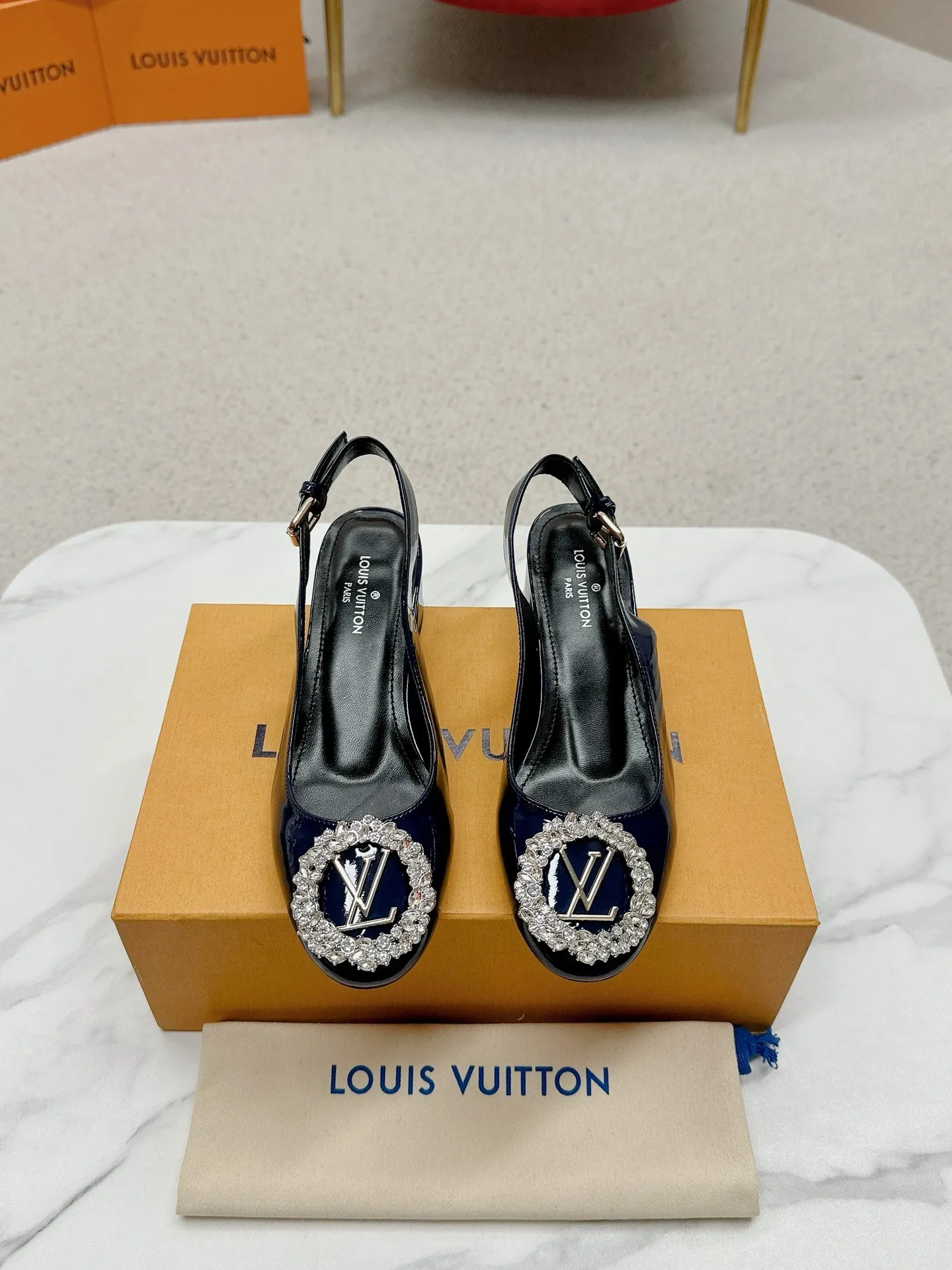 👟👟Ex-factory price 580👟👟 👑 Lv shoes This Urban Twist women's shoe is a stylish upgrade to the classic stiletto style. It is made of smooth calfskin upper with a bright silver metal toe and is engraved with the LV Circle logo, highlighting the Louis Vuitton brand characteristics. Detailed features: Calfskin material Lining: Imported full-grain sheepskin Foot pads: Imported full-grain sheepskin sole Italian genuine leather sole Heel height Two height sizes: 34-40 (34.40.41 customization is not returnable)
